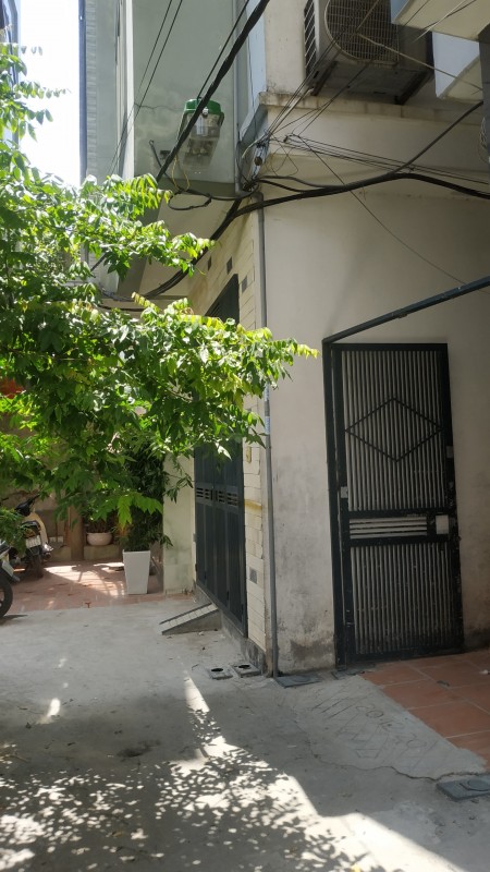 Bán nhà rộng 33m2, nguyên căn còn mới, view hồ Linh Đàm, đẹp lung linh, giá 3.2 tỷ