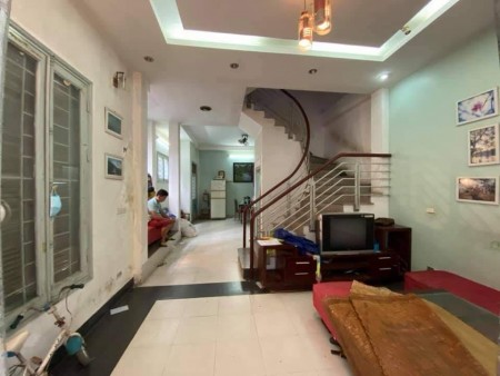 Phố Láng Hạ, Lô Góc Gara Ô TÔ, Bán Nhà DT: 70m x 4T, MT: 5M. Giá: 7.8 tỷ