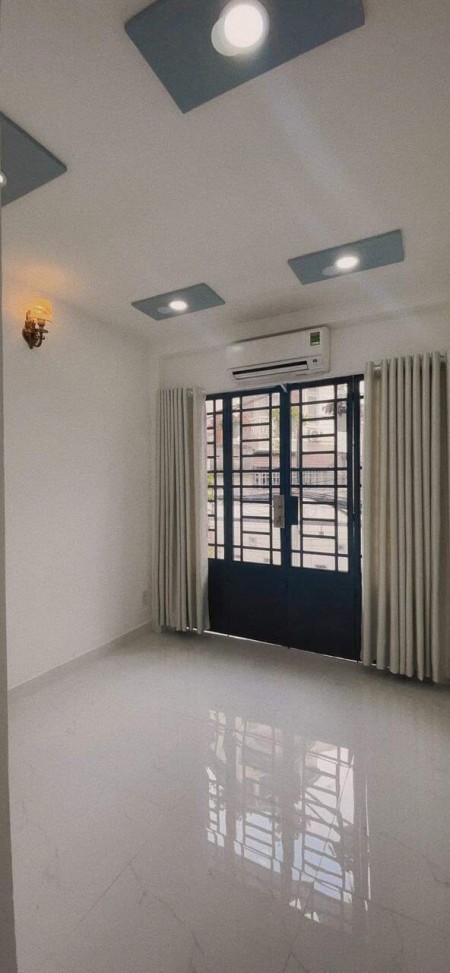 Bán nhà nguyên căn Nguyên Hồng, Quận Gò Vấp, dt 18m2, nở hậu 5.2m, giá chỉ 2.5 tỷ