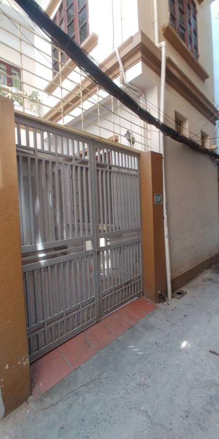Bán nhà nguyên căn rộng 70m2, 3 tầng, sân vườn đầy đủ, giá bán 6.8 tỷ