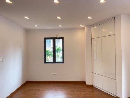 Nhỉnh 3 tỷ nhà siêu đẹp mới kinh koong Quận Long Biên ngõ thông, 5 tầng đúc