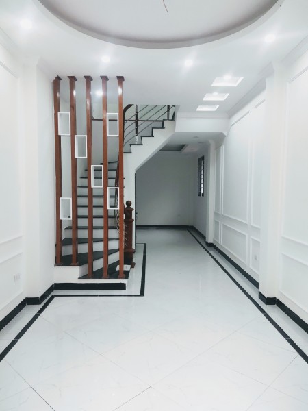 Bán căn nhà mặt tiền thoáng gần chợ, chỗ để xe ôtô, đường trước nhà rộng 2,5m