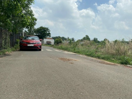 Gia đình tôi cần bán miếng đất diện tích rộng 1100m2 ngay vành đai becamex giá 968 triệu