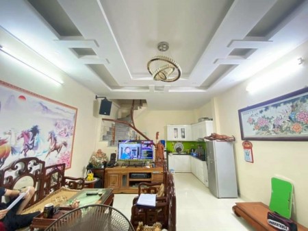 Nhà Đội Cấn cách phố 40m, ngõ rộng, sân vườn cây xanh, DT 45m, 5.7 tỷ