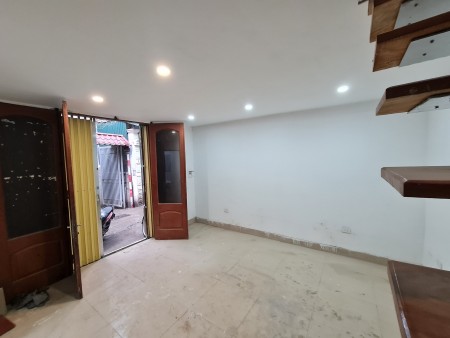 Bán nhà nguyên căn Minh Khai, dt 35m2 đúc 2,5 tầng, mặt tiền 5.5m, giá nhỉnh 2 tỷ