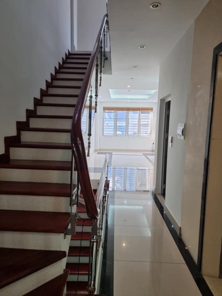 GẤP bán nhà phân lô Hoàng Quốc Việt, 64m2 hiếm đẹp, gara thang máy, ô tô tránh, giá chỉ 15x triệu/m2