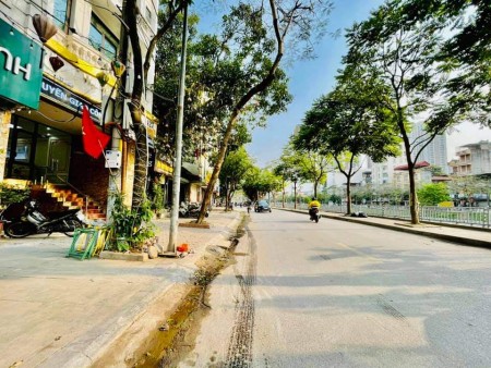 Bán đất tặng nhà 3 tầng phố Vũ Tông Phan - ô tô vào nhà, dt 135m2, giá hơn 12 tỷ