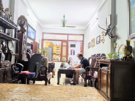 Nhà đẹp đường Láng gần hồ điều hoà 5 tầng, dt 30m2, 3 tỷ tặng toàn bộ nội thất xin sò 300 triêu