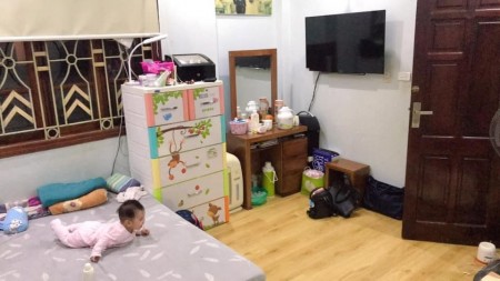 Bán nhà Chùa Láng, diện tích 29m2, 5 tầng, mt 6,5m, giá: 2,89 tỷ, tặng nội thất