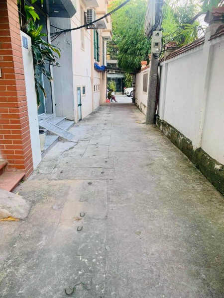 Cần bán gấp nhà Lạc Long Quân, ô tô đỗ trong nhà, ngõ thông kinh doanh, nhà cực thoáng