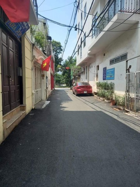 Bán nhà Hoàng Quốc Việt, Cầu Giấy, dt 46m2, xây 3 tầng, giá 3.65 tỷ. Nhà đẹp ở ngay