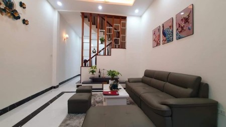 Nhà đẹp Nguyễn Ngọc Vũ 34m2 giá 4.39 tỷ- ô tô đỗ cổng- an sinh đỉnh.