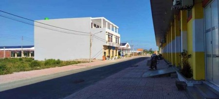Bán đất nền chợ mới đối diện trung tâm thương mại, sổ sẵn, công chứng sang tên ngay