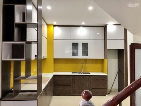 Nhỉnh 2 tỷ, nhà trung tâm Đống Đa, công năng tiện ích, dt 30m2, 5 tầng đúc, sổ riêng