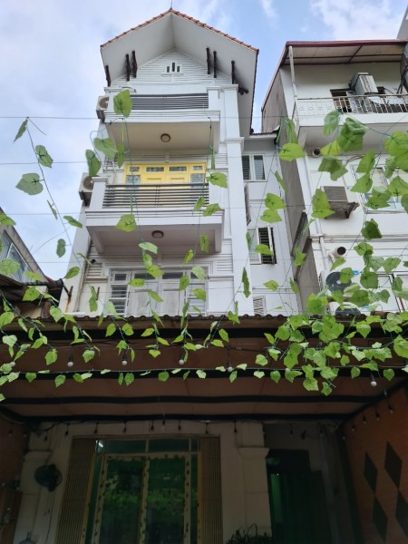 Cho thuê nhà nguyên căn phố Trung Hòa: DT180m2x 5 tầng, có sân rộng, ô tô đỗ cửa, giá 35 tr