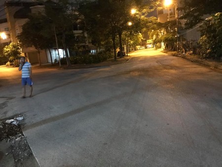 Bán nhà mặt phố kinh doanh Đàm Quang Trung, Long Biên, vìa hè bóng đá, giá 100 triệu/m2