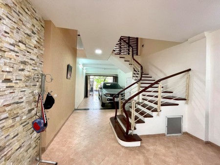 Bán nhà nguyên căn nhà Tư Đình, Long Biên, gara ô tô 7 chỗ đỗ cửa, dt 70m2, 5 tầng, 6 tỷ