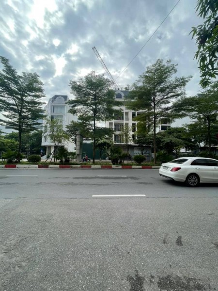 Nhà mặt phố Cầu Giấy lô góc 2 mặt ngõ ô tô 1 mặt phố hàng hiếm hot, dt 100m2, mt 7.6m