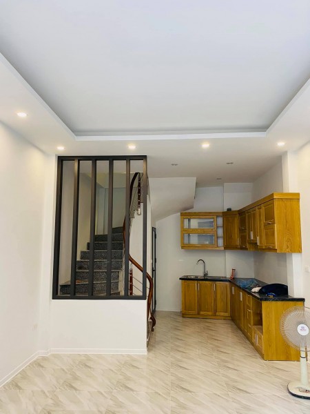 Nhà mới đẹp xách vali về ở luôn Phạm Văn Đồng dt 42m2, 5 tầng, mt 3.8m 30m ra ô tô giá 3.1 tỷ