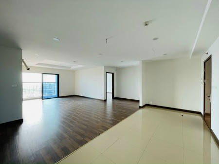 Bán căn hộ 3 ngủ dt 134m2, chỉ 2,7 tỷ nhận nhà, có sổ hồng ngay Goldmark city 136 Hồ Tùng Mậu