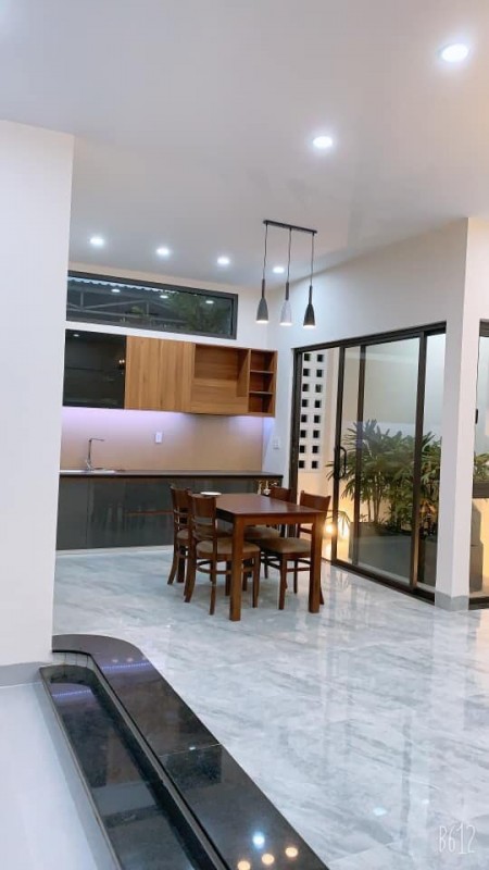 Bán nhanh nhà trung tâm thành phố tiện ích đầy đủ full nội thất giá chỉ 2.2x tỷ, sổ sẵn