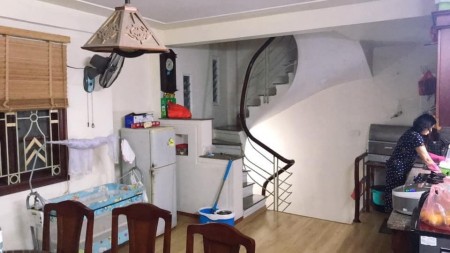 Bán nhà Chùa Láng, sát cạnh bãi ô tô dt 35m2, đúc 5 tầng, giá 2.9 tỷ, lh 0377542254