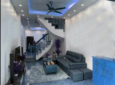 Nhỉnh 3 tỷ có siêu phẩm 5 tầng 1 tum. đầu phố Võ Chí Công giao Hoàng Hoa Thám.