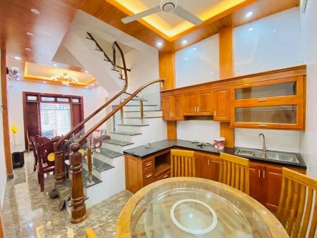 Bán nhà Phùng Hưng, Hà Đông lô gíc 3 mặt thoáng sáng rực rỡ dt 52m2, giá bán 5.5 tỷ, lhcc