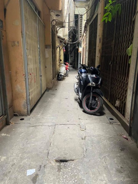 Bán nhà giá rẻ hiếm ngõ Văn Cao, Ba Đình, dt 30m2, 3.5 tầng, mt 3m, giá 2.75 tỷ, lh 0975513371