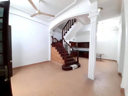 Bán nhà Quận Tây Hồ lô góc 3 mặt thoáng, ngõ thông đang cho thuê, giá thương lượng