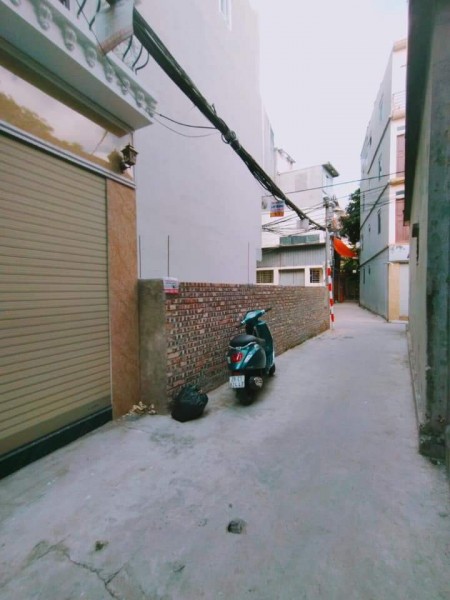 Bán nhà mùa dịch phố Trạm Tư Đình, Long Biền, dt 30-35m, 5 tầng đúc, giá 2.x tỷ ô tô vào nhà
