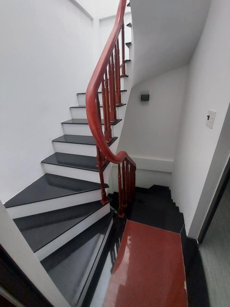 Bán nhà ở Long Biên gần hồ, gần phố gần bệnh viện nhà đẹp mới tinh, nội thất đẳng cấp, ô tô đỗ cổng