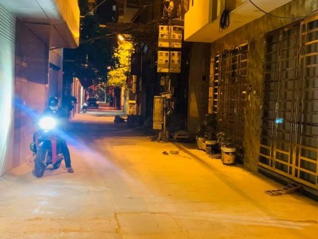 Lạc Long Quân, dt 34m2, mtt 3.5m, phân lô, thoáng trước sau. Giá 4.3 tỷ