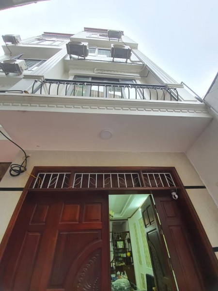 Bán nhà ngõ 135 Bồ Đề Long Biên, 4 tầng, ô tô đỗ cổng, ngõ thông, sát phố, 3.1 tỷ