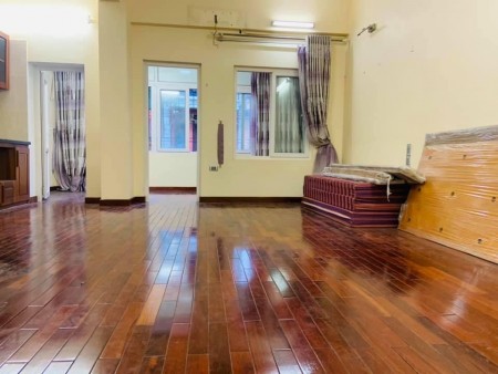 Bán nhà tập thể Nguyễn Khánh Toàn, nhà đẹp ở ngay, đầy đủ công năng, giá 1.65 tỷ