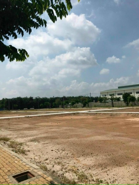 Người bạn kẹt tiền cần bán gấp đất mặt tiền, giá bán 950 triệu, lh 0986592210