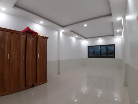 Bán nhà đẹp quân Long Biên diện tích sử dụng 30m2, giá bán 2.6 tỷ, sổ sẵn chính chủ