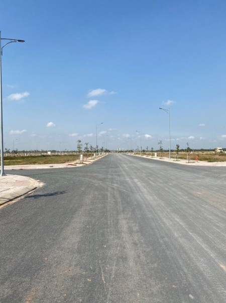 Cần bán lô đất giá 1.3 tỷ, shr dt 80m2, đối diện sân gofl Long Thành, hướng Đông Nam