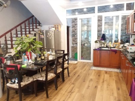 Bán nhà đẹp quận Long Biên, diện tích 42m2, giá bán 3,1 tỷ, lh 0988465746