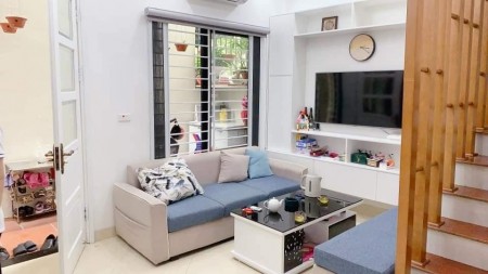 Lô góc ba mặt thoáng Hồ Tùng Mậu dt 38m2, 5 tầng, mt 4.2m giá chào 4.1 tỷ có thương lượng