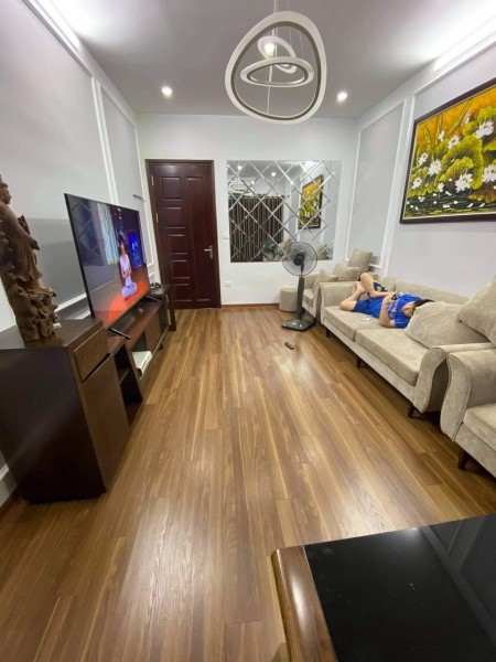 Bán nhà Ngọc Lâm Long Biên, 40m2, 5 tầng, nhỉnh 3 tỉ, ba bước ra phố, quá rẻ