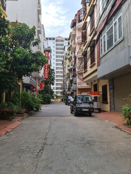 Cho thuê nhà nguyên căn phố Phạm Tuấn Tài (lô góc): DT50mx4 tầng, ô tô đỗ cửa, 16tr