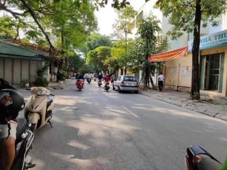Bán nhà nguyên căn kinh doanh mặt phố dt 32m2, trung tâm Quận Hà Đông