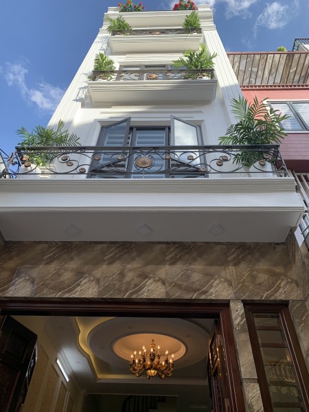 Bán nhà phố Nguyễn Chính, ô tô 5 Tấn đỗ cửa, lô góc thoáng rực rỡ, kinh doanh, dt 70m2, giá 7.65 tỷ