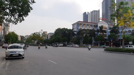 Dương Quảng Hàm Cầu Giấy dt 153m2, lô góc ngõ thông ô tô 7 chỗ vào nhà, giá 17.x tỷ