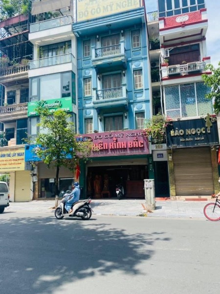 Bán nhà mặt phố Hàng Hòm trung tâm phố cổ, vỉa hè rộng 3m, 3 tầng đúc kiên cố