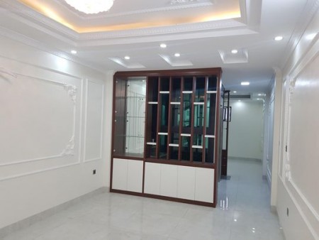 Bán gấp nhà Ngọc Lâm Nguyễn Sơn, diện tích 52m2, 6 tầng, giá bán cực kì mềm