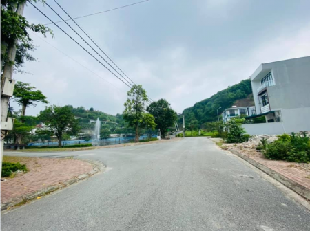Bán gấp lô đất đẹp diện tích 100m2 mt5m mặt đường Nguyễn Tất Thành-TP Yên Bái