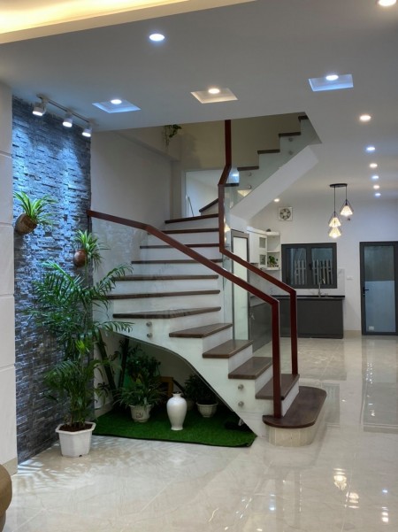 Bán nhà Ngọc Lâm ngõ thông ô tô gần mặt phố nhà đẹp vào ở ngay, sổ chính chủ
