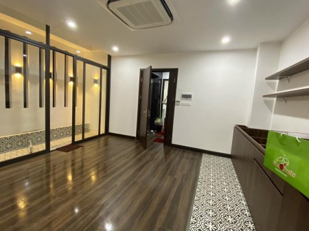 Bán nhà nguyên căn cách ngã tư Sở, phân lô giá bán 4.2 tỷ, thiết kế hiện đại